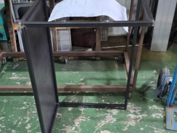 ③ 절곡·가공 단계 - 절곡기로 판재를 접고 필요한 자리에 타공·면취를 합니다